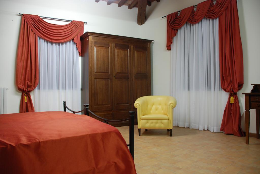Palazzo Bonfranceschi Bed & Breakfast Belforte del Chienti Стая снимка